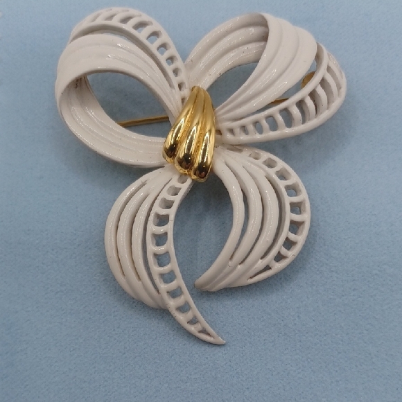 Monet Jewelry - Monet White Enamel and Gold Tone Bow Brooch